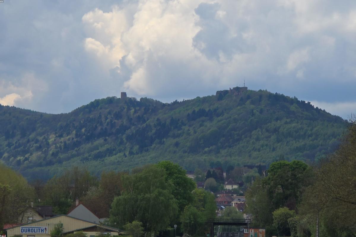 Gabare en bois descendant la Dordogne au pied des falaises calcaires du Périgord